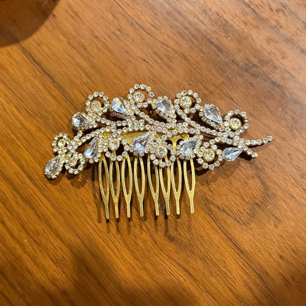 Elegant Gold Hair Comb with Crystal Accents